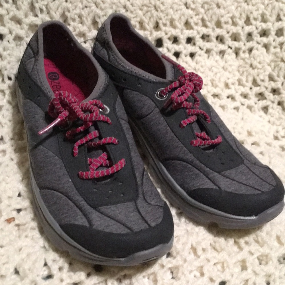 BZees comfy lace up sneakers NWOT